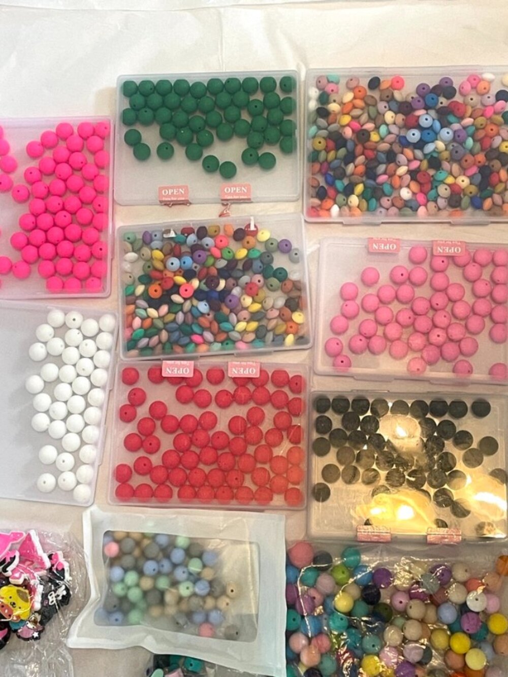 Large Lot of Silicone Beads-15mm-Lentils-Focal Beads-Barbie-Kuromi-Pen Beads - Picture 13 of 13